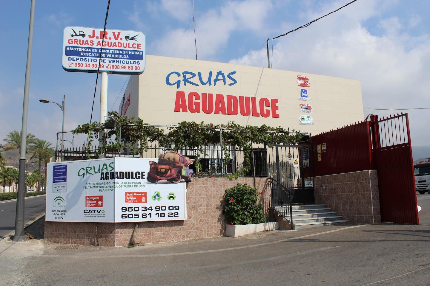 Entrada a Grúas Aguadulce